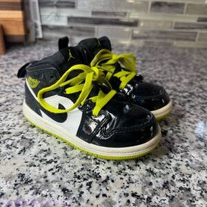 Nike Air Jordan 1 Mid SE shoes in the "Black Cyber Mystic Green" Baby Toddler